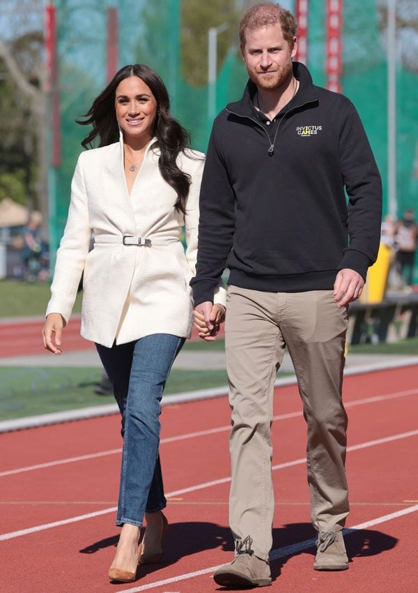 Meghan Markle con vaqueros y chaqueta blanca