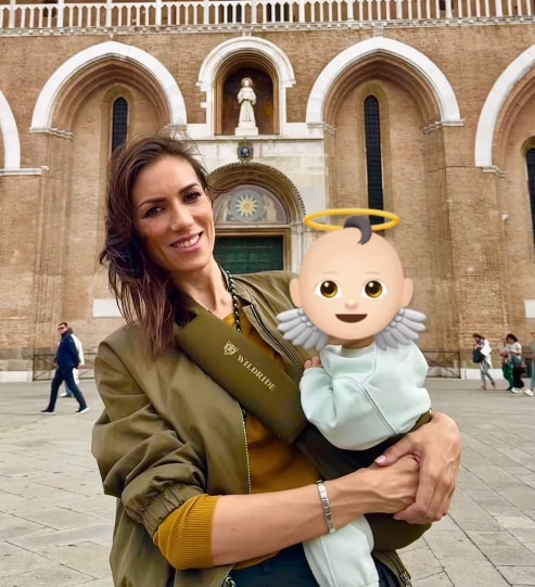 Patricia Pardo junto a su hijo Luca en Italia 