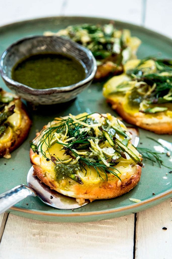 'Mini pizzas' de calabacín con pesto de eneldo