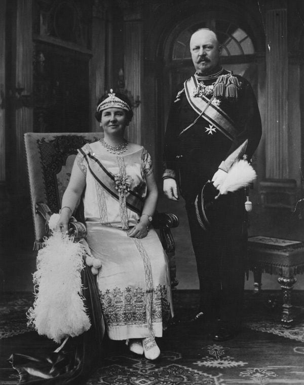 La ya reina Guillermina de Holanda contrajo matrimonio con el duque Enrique de Mecklenburg, a quien conoció en la boda de una tia, en 1901
