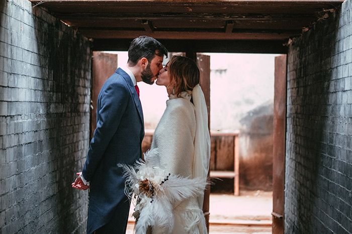 pareja de novios besos