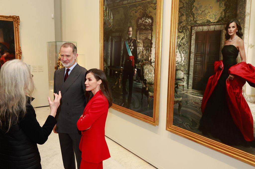 Los reyes Felipe y Letizia con sus retratos realizados por Annie Leibovitz