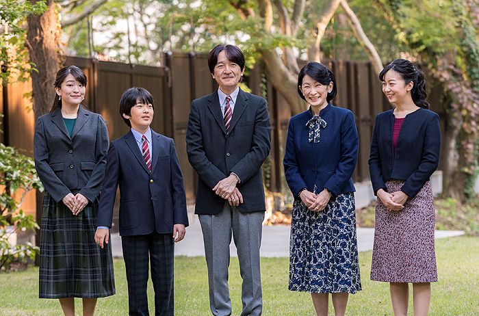 Mako de Japón con su familia