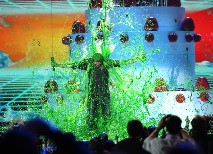 Grandes y pequeños se divierten como niños y en la que recoger un premio puede suponer recibir un baño de una sustancia viscosa de gelatina verde
