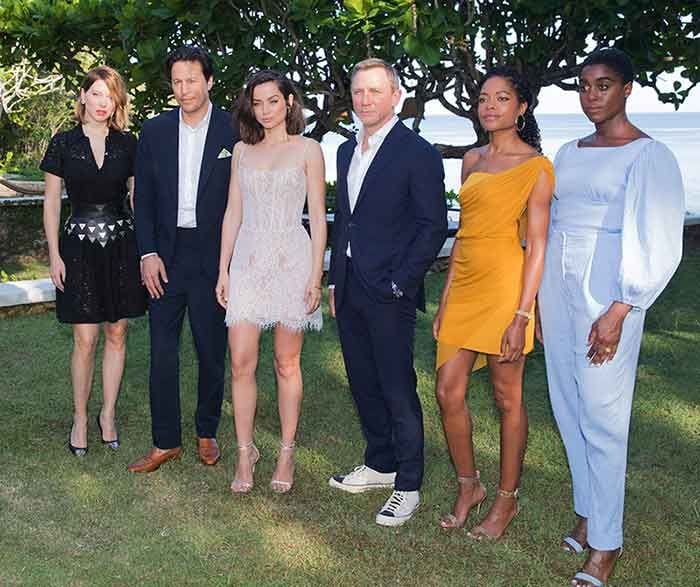 Ana de Armas junto al reparto de James Bond