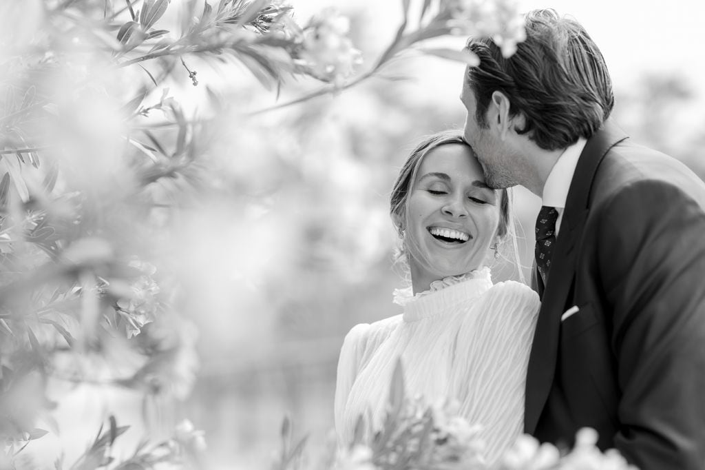 Vestido de novia con capa de Sara Omatos