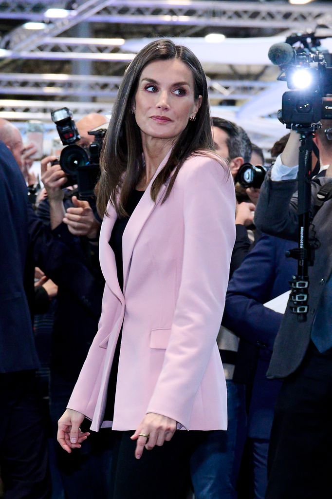 La reina Letizia demuestra como elevar tus básicos con un saco rosa de Zara