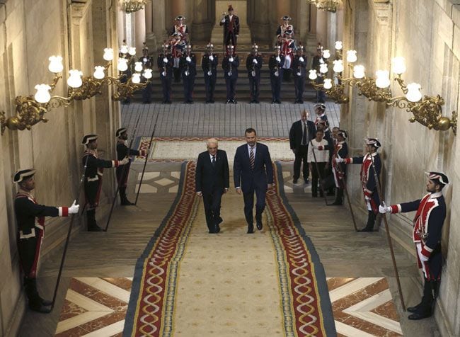 A su llegada en el vehículo oficial, don Felipe le ha dado la bienvenida, con una formación de alabarderos situados frente ellos; seguidamente han subido juntos las escaleras hasta la Cámara Oficial, donde les aguardaban altos cargos españoles e italianos
