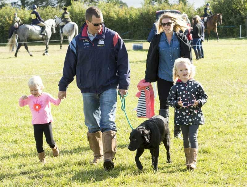 Peter y Autumn Phillips con sus hijas Savannah e Isla