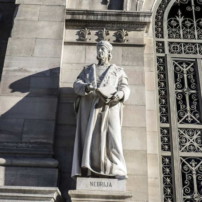 escultura de antonio de nebrija en la fachada de la biblioteca nacional de madrid