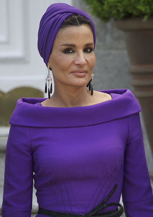 Mozah bint Nasser al-Missned vestida de lila 