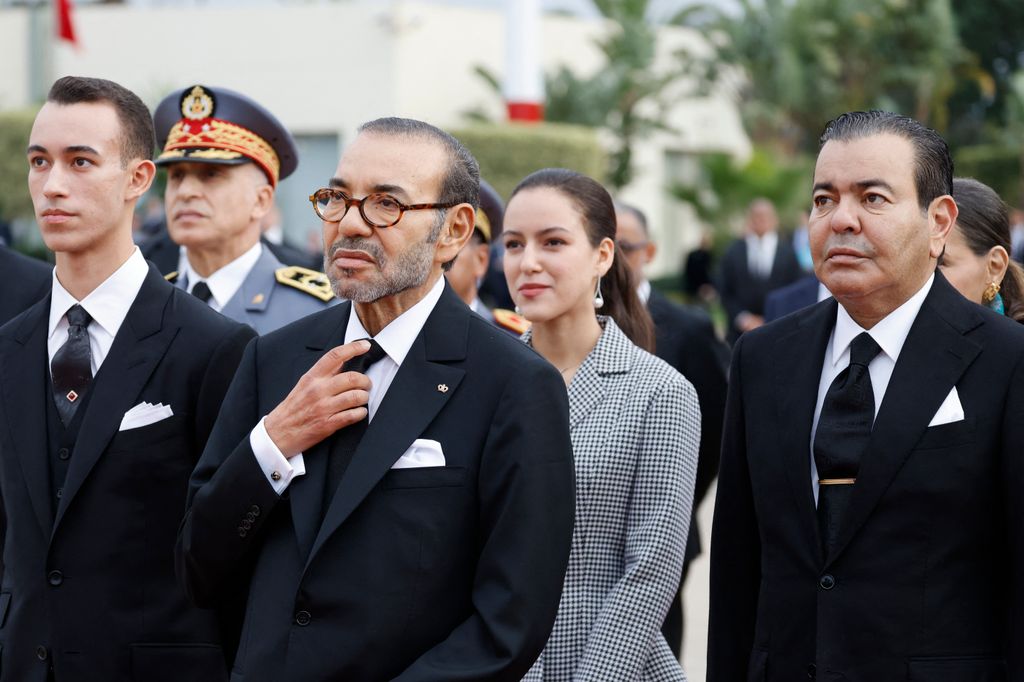 Mohamed VI con su hijos, Moulay El Hassan y Lalla Kadija, y su hermano Moulay Rachid