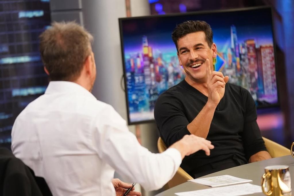 Mario Casas promociona su nueva película de época, 'El secreto del orfebre', en El Hormiguero 