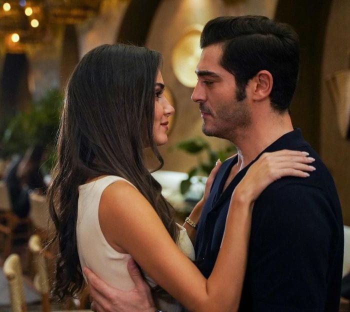 Hande Erçel y Burak, que trabajaron juntos en 'Hayat: amor sin palabras', ahora comparten pantalla en 'Bambaşka Biri' 