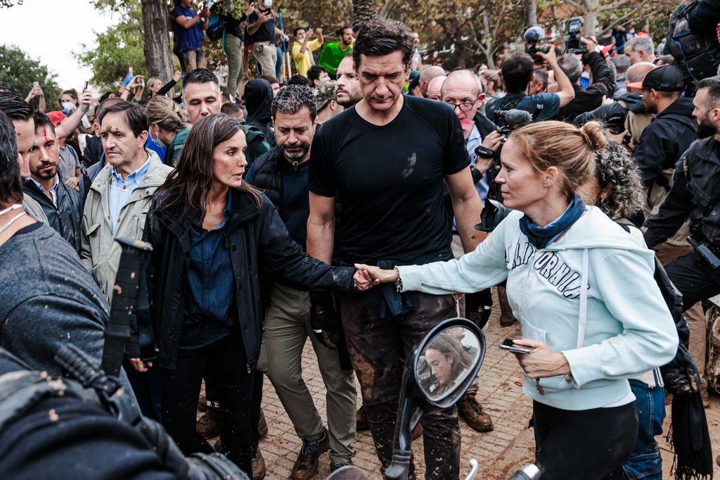 La Reina Letizia durante su visita a una zona afectada por la DANA