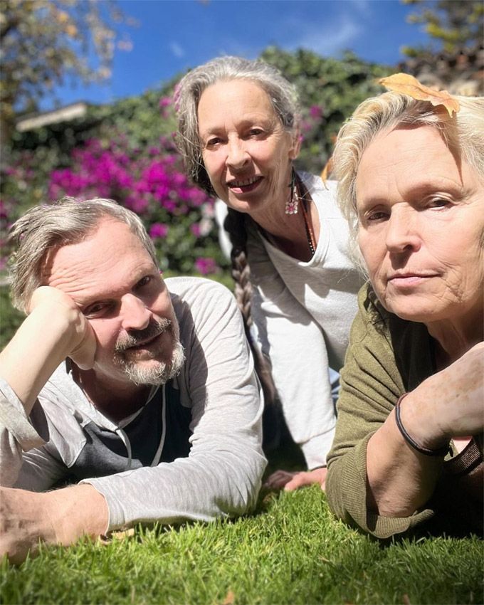 Miguel Bosé con sus hermanas