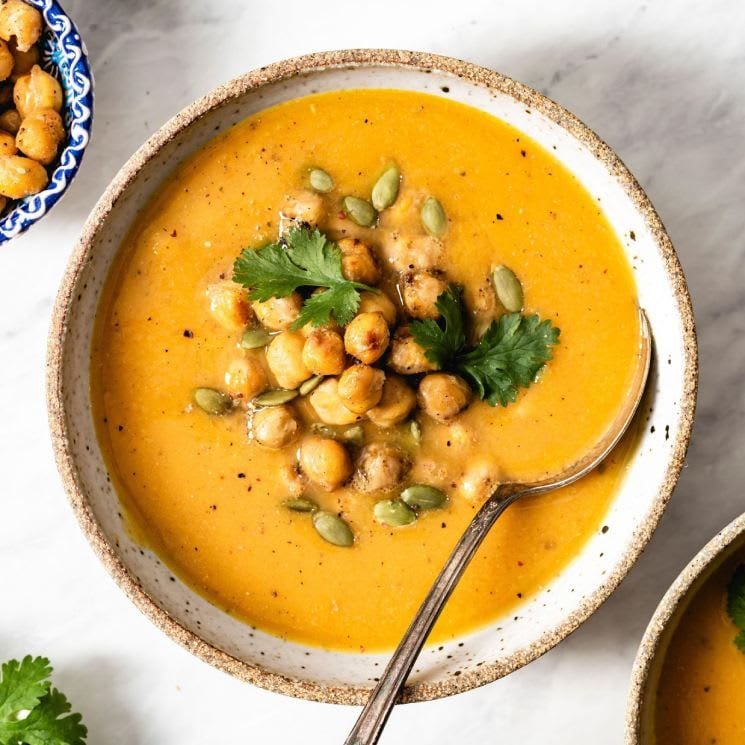 Crema de boniato con garbanzos crujientes