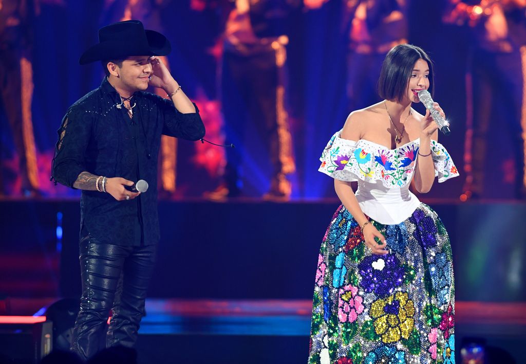 Christian Nodal y Angela Aguilar actúan en el escenario de los Premios Juventud 2019