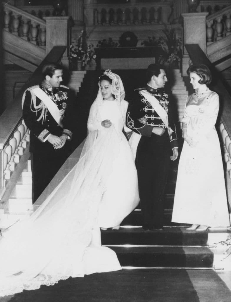 Boda del príncipe Miguel de Grecia con Marina Karella en el Palacio Real de Atenas con los reyes Constantino y Ana María de Grecia, 7 de febrero de 1965