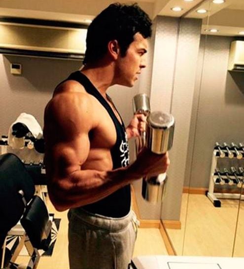 Mario Casas, en el gimnasio preparándose para la película 'Toro'