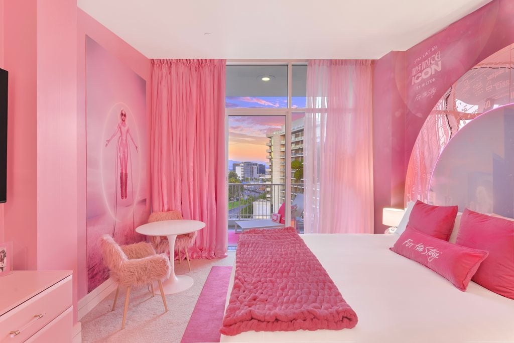 Otra de las suites del Hotel inspiradas en el glamour de Paris Hilton donde predomina el color rosa