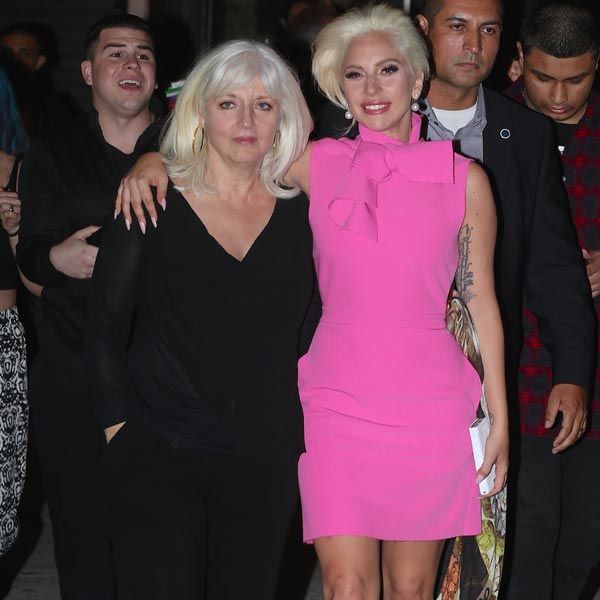 Lady Gaga junto a su madre, Cynthia Germanotta, con quien guarda un gran parecido físico, paseando por las calles de Nueva York
