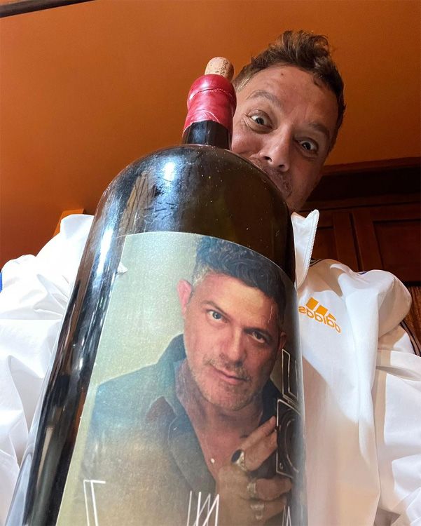 Alejandro Sanz presume de vino