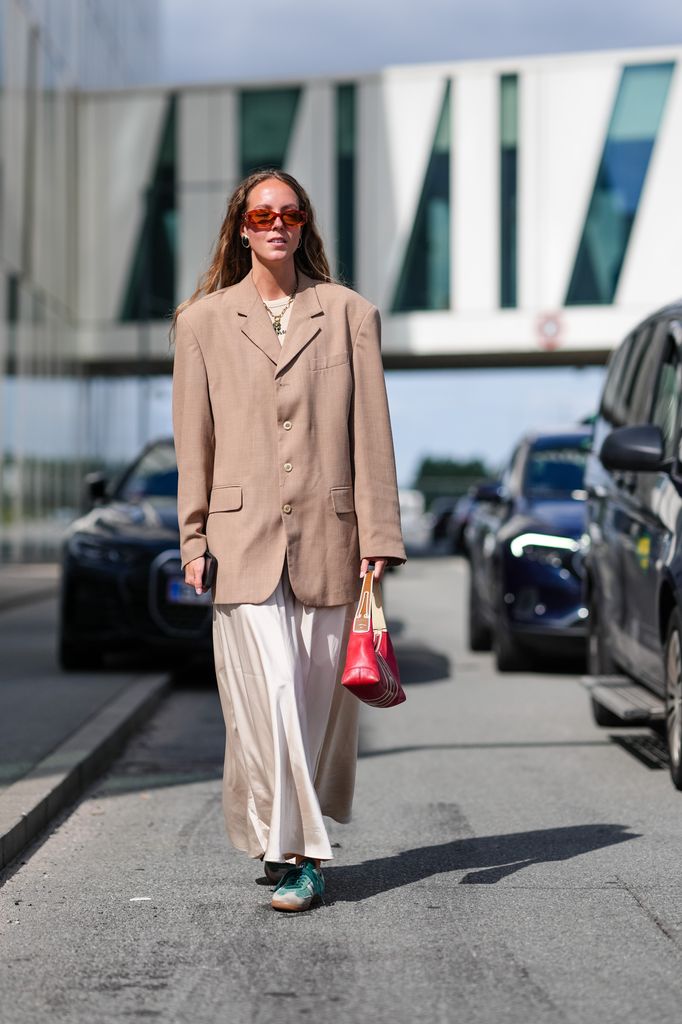 Look con falda satinada y zapatillas