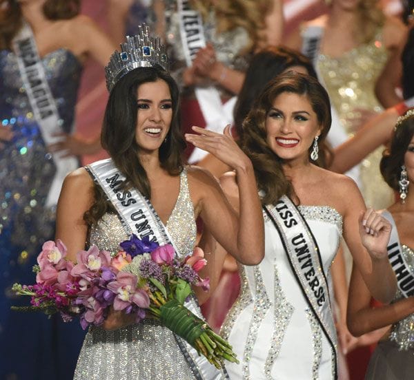 La venezolana Gabriela Isler apareció en el escenario para coronar a su sucesora 