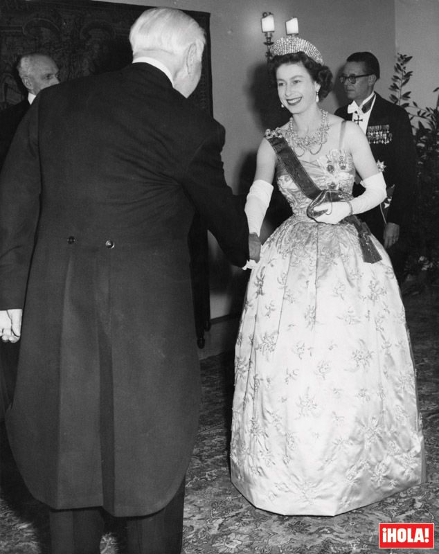 La Reina durante una visita a la embajada alemana con un diseño de Norman Hartnell en octubre de 1958
