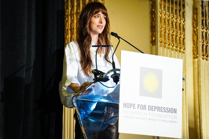 Dakota Johnson recibió un premio y recordó a su pareja