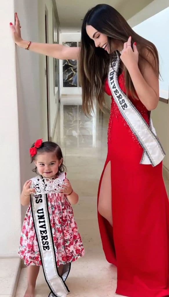 Ximena Navarrete y su hija Ximena