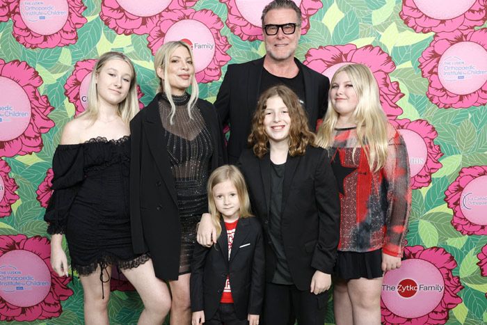 Tori Spelling con su marido Dean McDermott y sus hijos