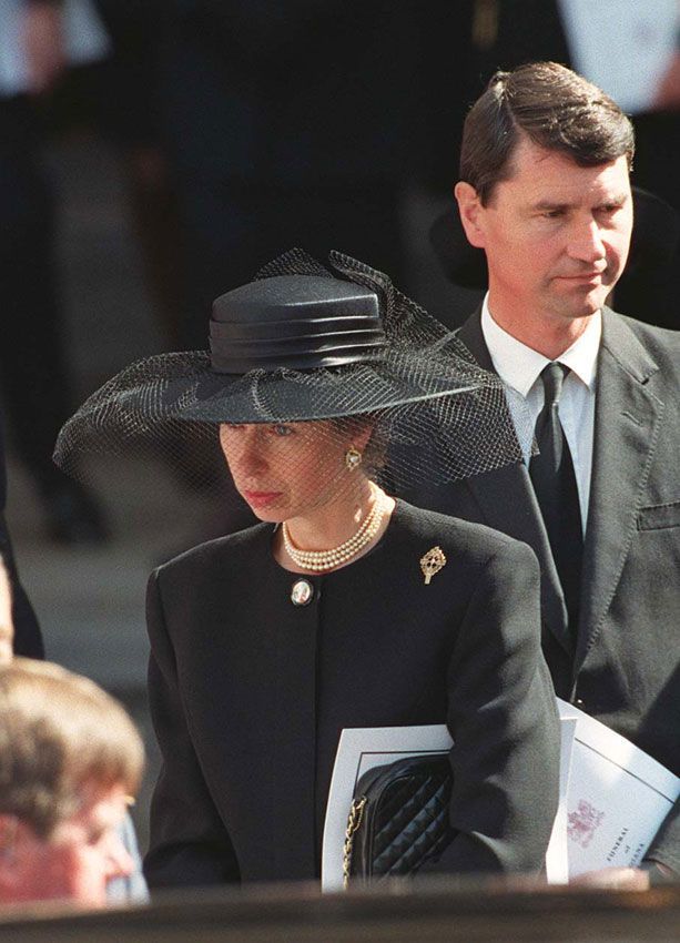 La princesa Ana en el funeral de Diana de Gales, el 6 de septiembre de 1997, luciendo el mismo traje negro. 