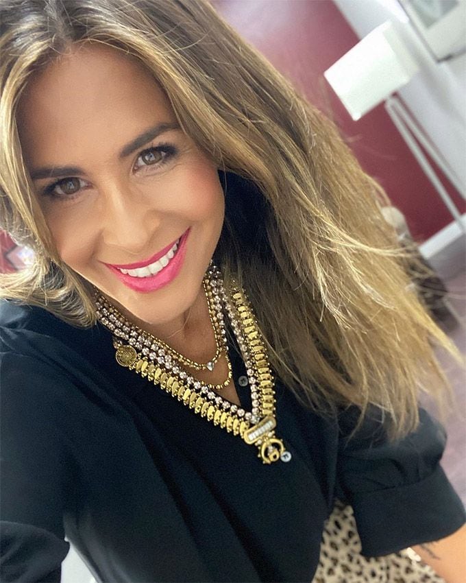 Nuria Roca con collar dorado