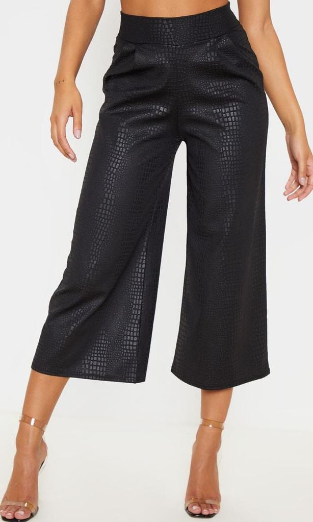 Pantalones culottes negros con croc print de Pretty Little Thing
