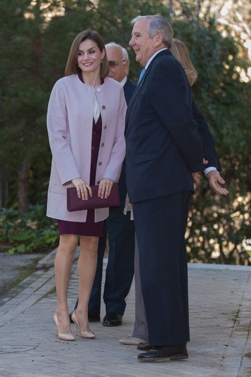 Doña Letizia ha estrenado un abrigo para protegerse de las bajas temperaturas de Madrid. Se trata de un abrigo rosa cuarzo, uno de los colores de la temporada, que ha combinado con unos zapatos beiges y una cartera de mano burdeos
