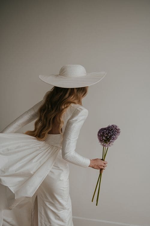 Vestido de novia corto y pamela