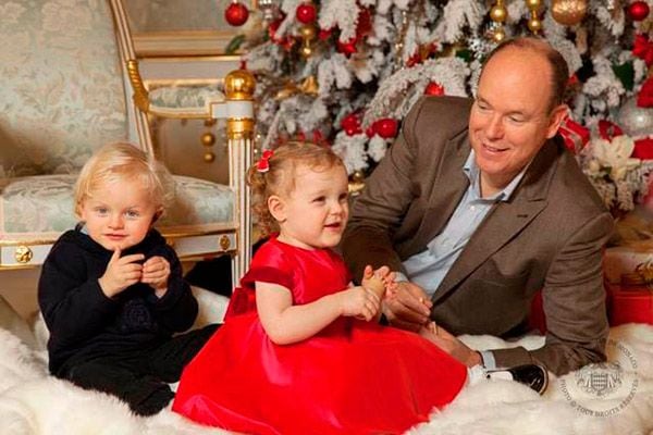 El 'detrás de escena’ del posado navideño de Mónaco protagonizado por los adorables príncipes Jacques y Gabrielle