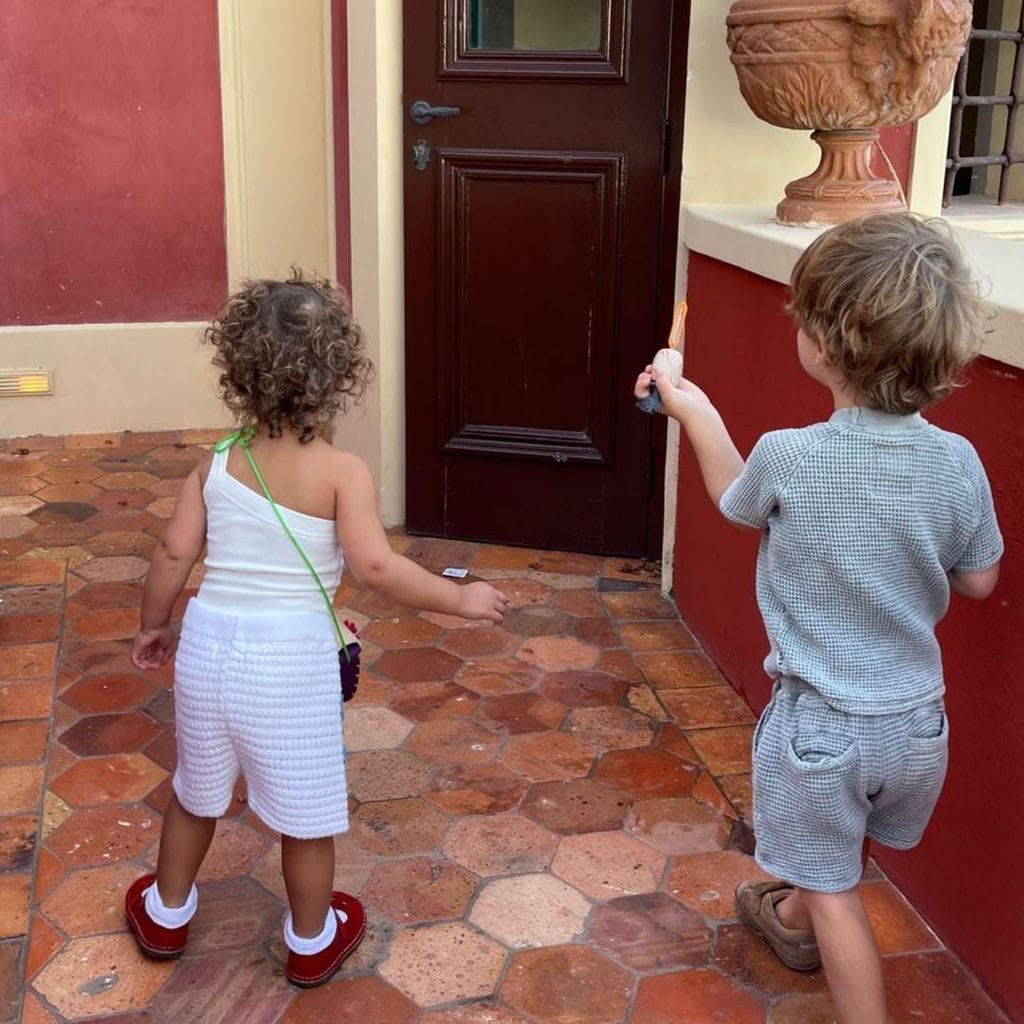 los hijos de el chicharito disfrutan de su viaje a italia