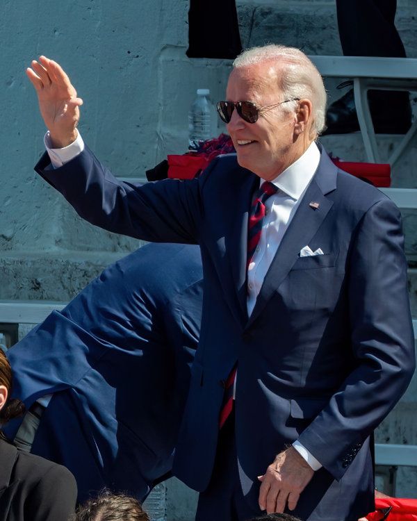 Joe Biden saludando a los simpatizantes 