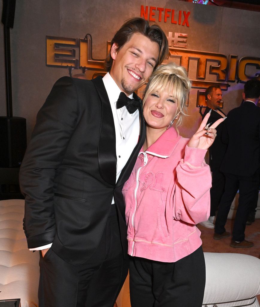 Jake Bongiovi y Millie Bobby Brown en la premiere de "The Electric State" en The Egyptian Theatre, en febrero pasado en Los Ángeles, California