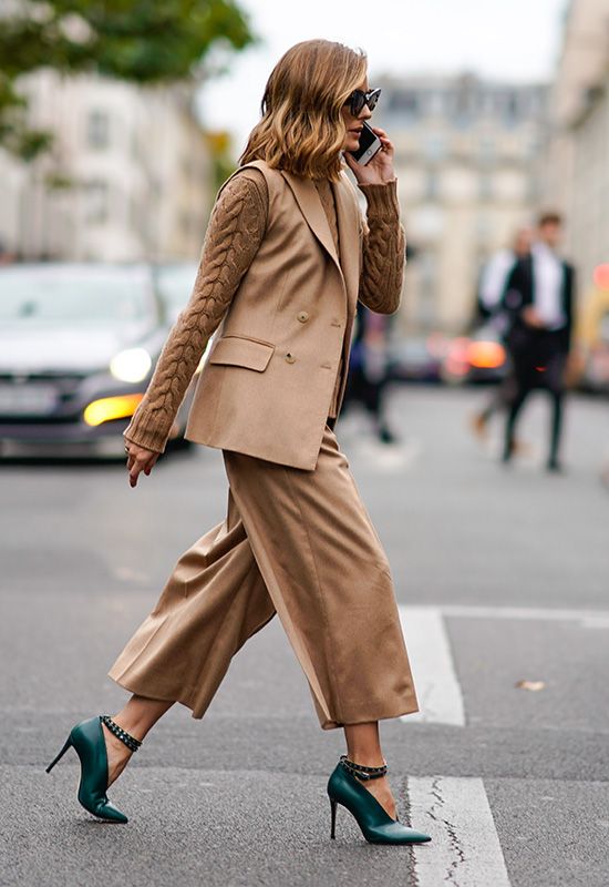 Olivia Palermo con pantalones beige