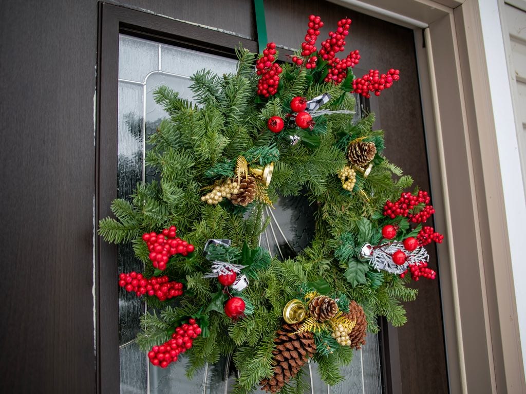 Corona de Navidad en la puerta de una casa