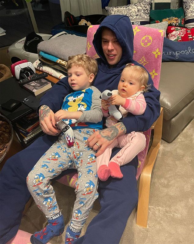 Fedez con sus dos hijos