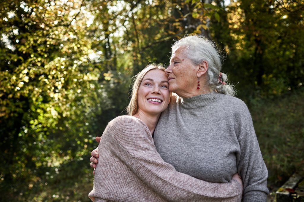 mujer joven y su abuela abrazadas