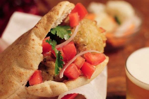 El bocata de pan de pita con dos albóndigas de 'A tu bola' es uno de los platos más populares. Este menú, de 5,50€, viene acompañado por ensalada y bebida. Copyright: Federico Szarfer Barenblit
