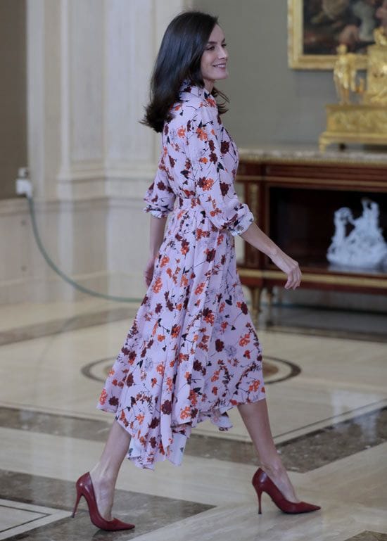 Reina Letizia con vestido de flores