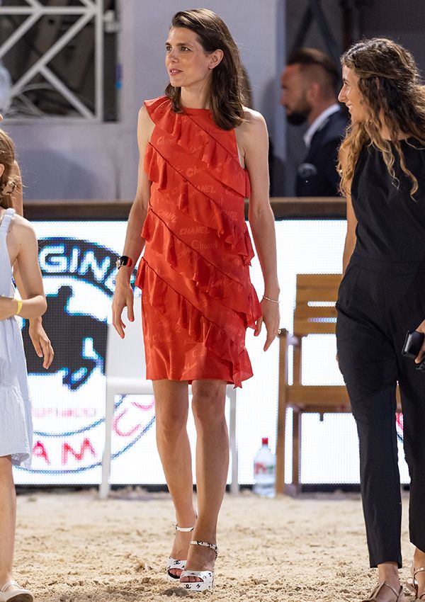 Carlota Casiraghi en Monte Carlo con vestido rojo y sandalias de plataforma de Chanel