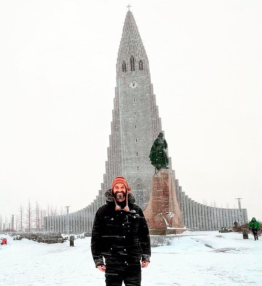 Viajes de Iván Sánchez a Islandia, posando frente a la Catedral de Reikiavik 